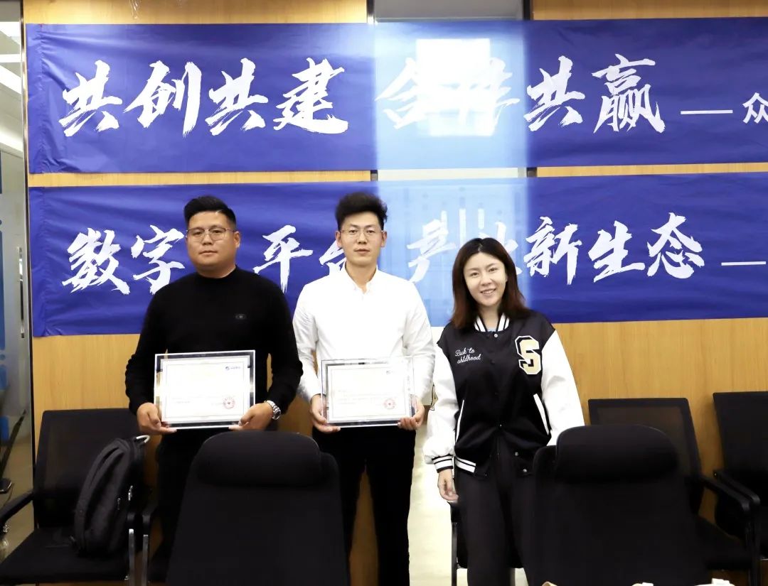 华体会平台-华体会(中国)一站式服务平台
高级副总裁山海授予商户“华体会平台-华体会(中国)一站式服务平台
特邀顾问”荣誉.jpg